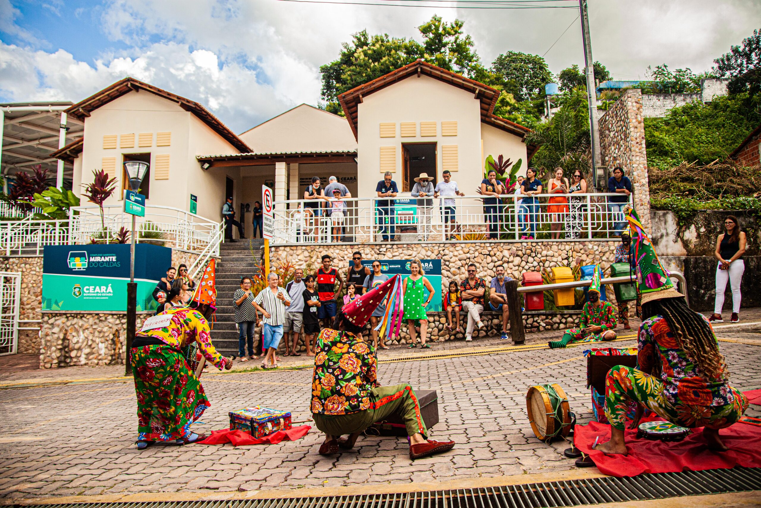 Foto de apresentação de grupo de tradição cearense em frente ao Complexo Ambiental Mirante do Caldas, no cariri cearense.