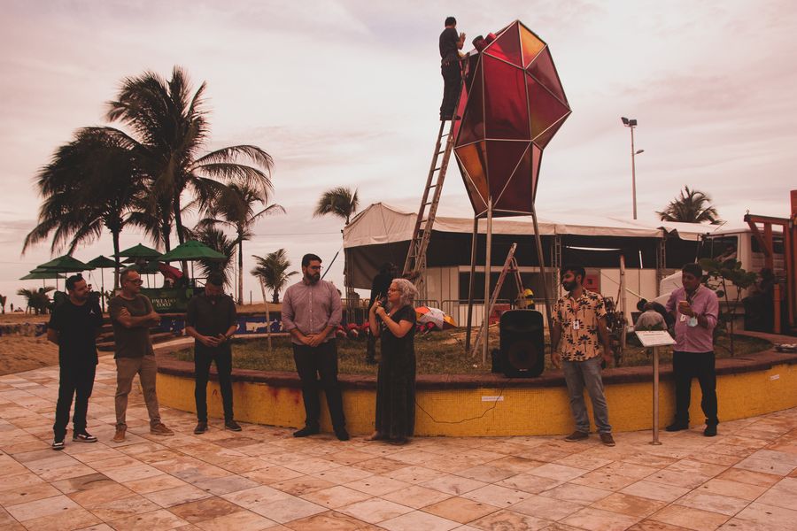 Várias pessoas falam durante a recontextualização da escultura "Coração ninho". Foto: JoãoWeyne