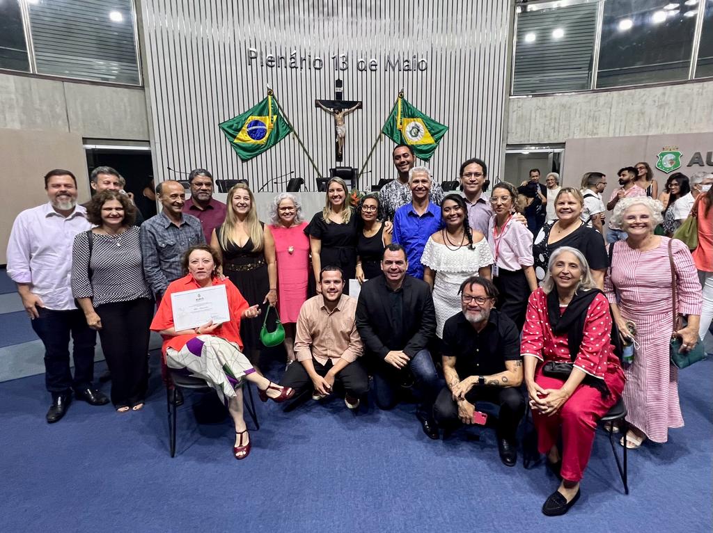 Várias pessoas no plenário da Assembleia Legislativa do Estado do Ceará, roupas, estilos e etnias diversos, posam para a foto.