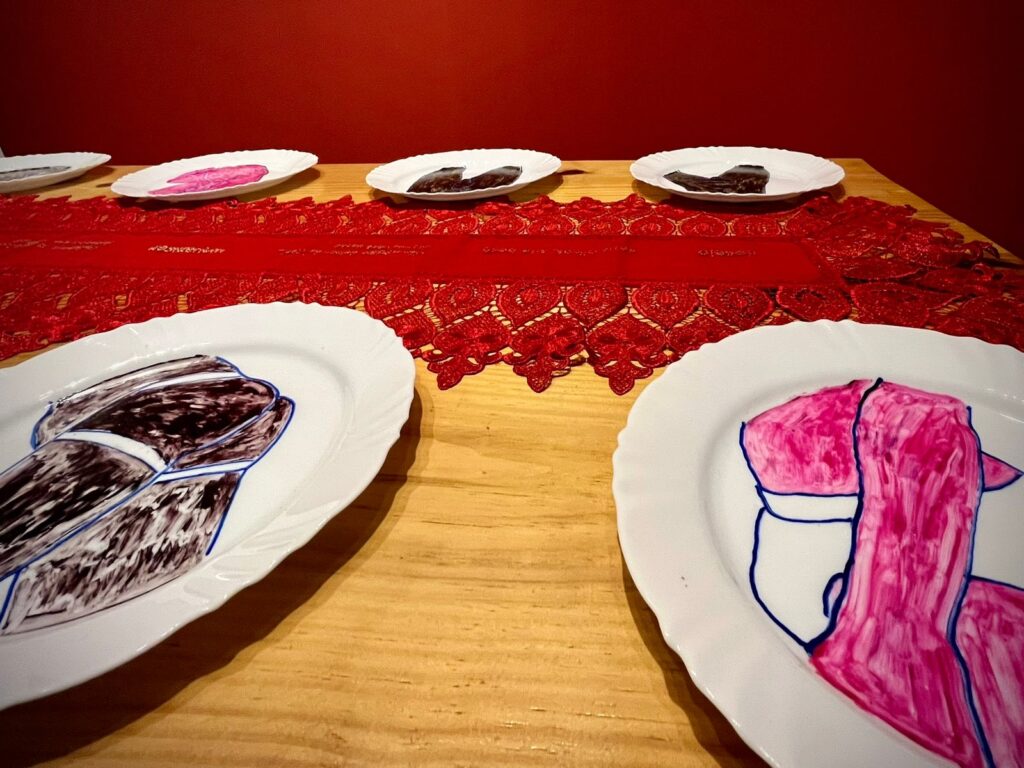 Obra de arte em cores diversas: dois pratos brancos pintados.