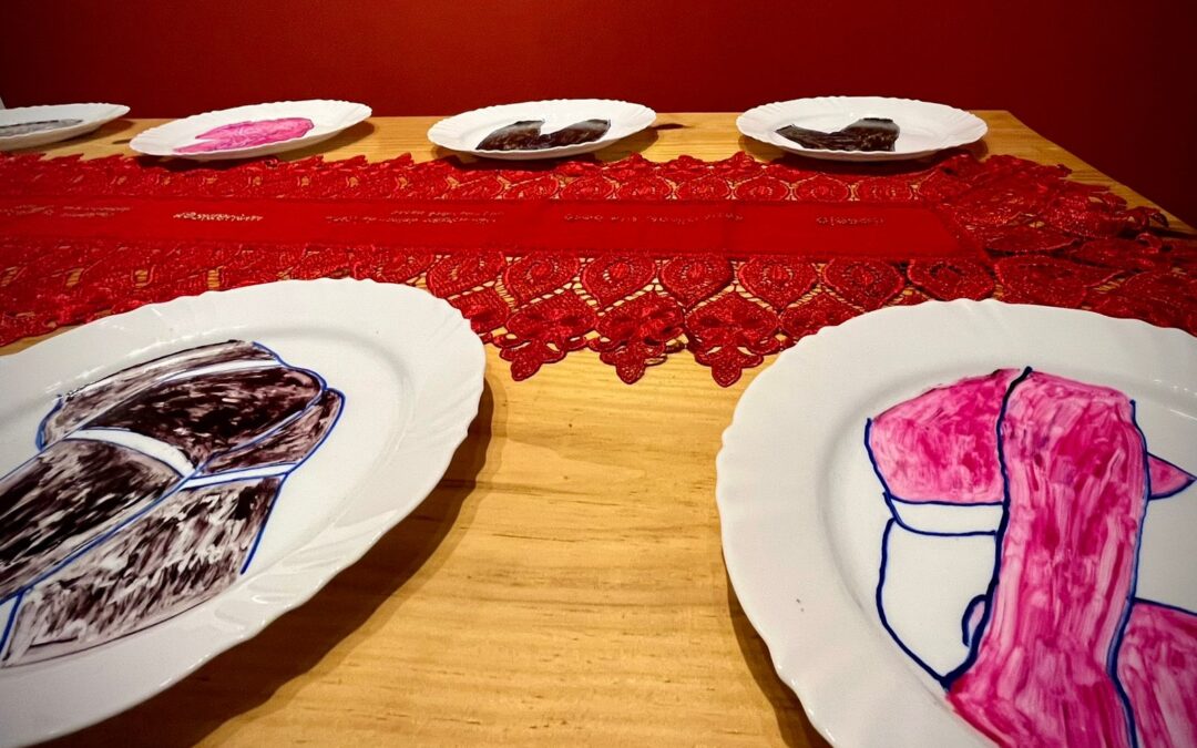 Obra de arte em cores diversas: dois pratos brancos pintados.