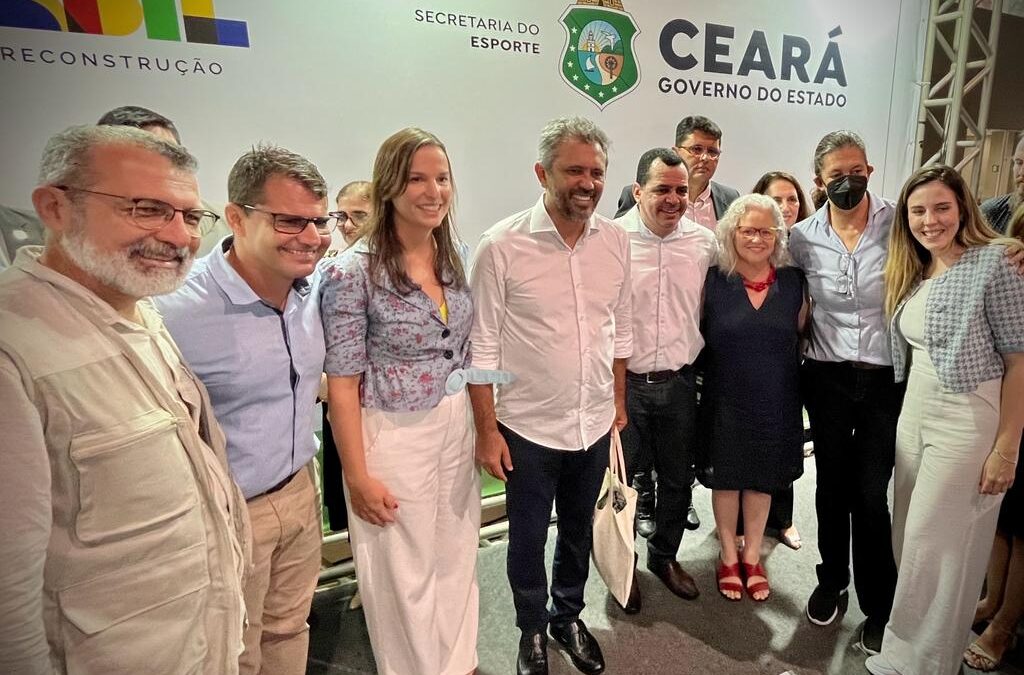 As autoridades reunidas no Centro de Formação Olímpica posam para a foto, com roupas de cores variadas.