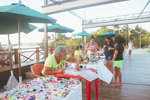 Uma feira de artesanato com bijuterias em cores diversas