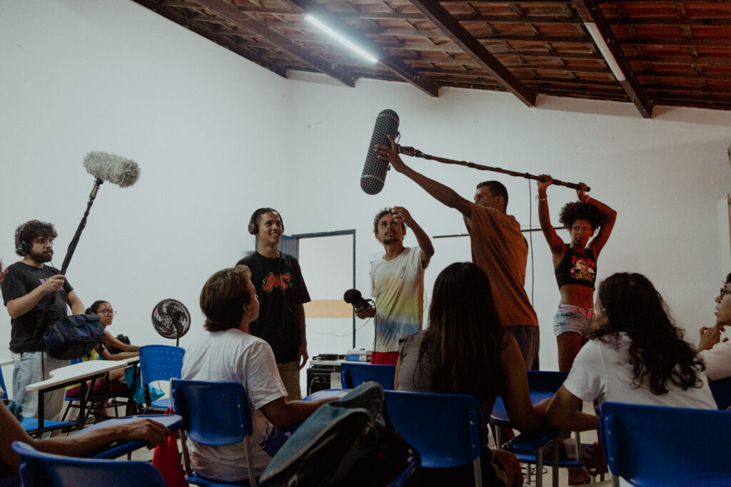 Foto de estudantes da Escola Porto Iracema das Artes em gravação em uma sala de aula.