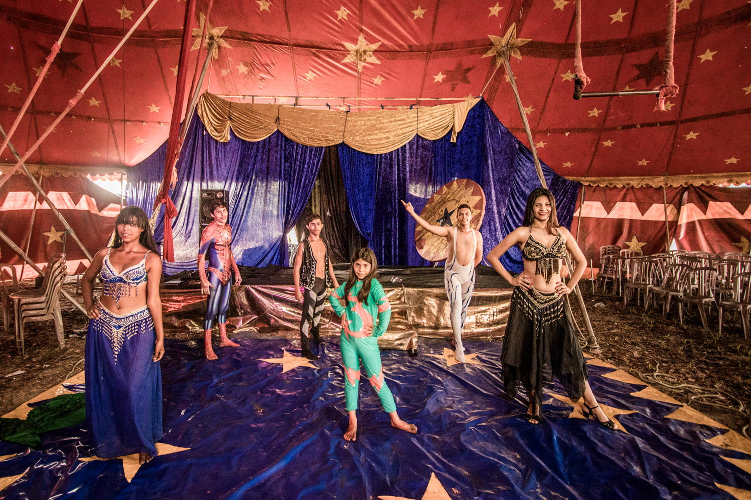 Foto com grupo de 5 pessoas em circo. Todas estão vestidas a caráter.