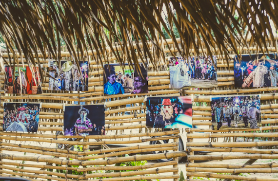 Imagem mostra fotografias expostas em varas de bambu, a exposição é do Lançamento dos Ciclos de Criações do Ateliê Comunitário, do Terreiros e Quintais de Afetos, espaço apoiado pela Temporada de Arte Cearense 2023/24. Foto por Dan Seixas.