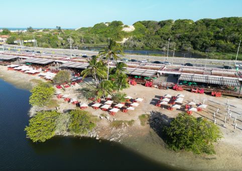 Numa vista aérea, uma praia de rio com uma parte coberta e outra ao ar livre.